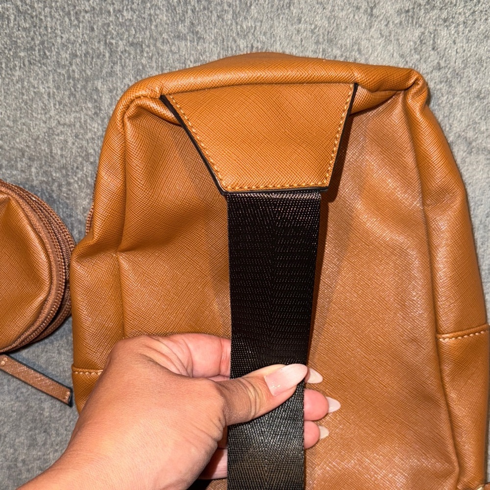 LOUME- NWOT Cognac color Crossbody bag with coin purse- Unisex - Picture 13 of 14